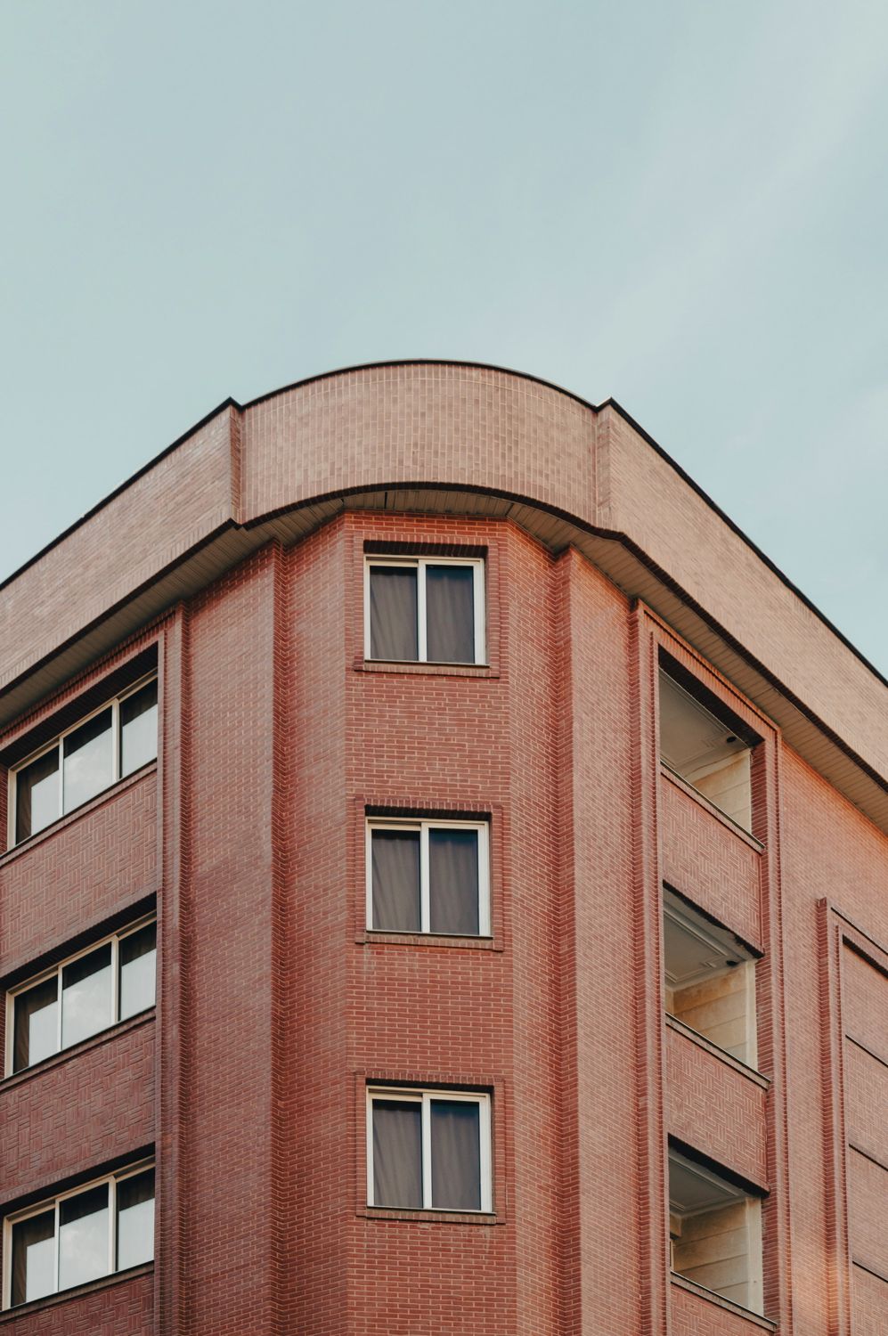 Curved brick corner elevation with tidy coursing